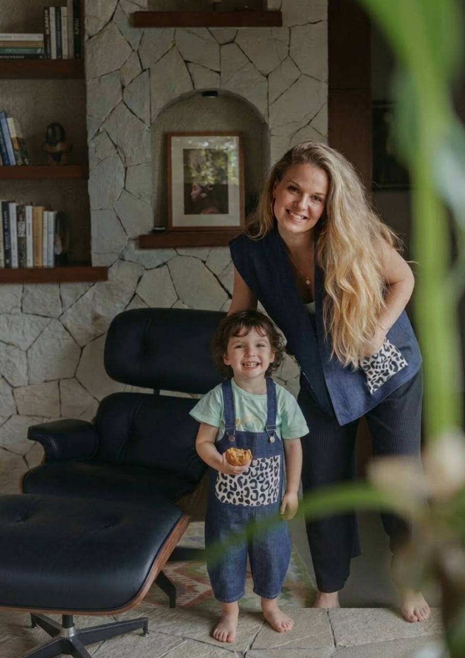Denim-Weste für Mama und Denim-Latzhose für Kinder mit Leo-Details