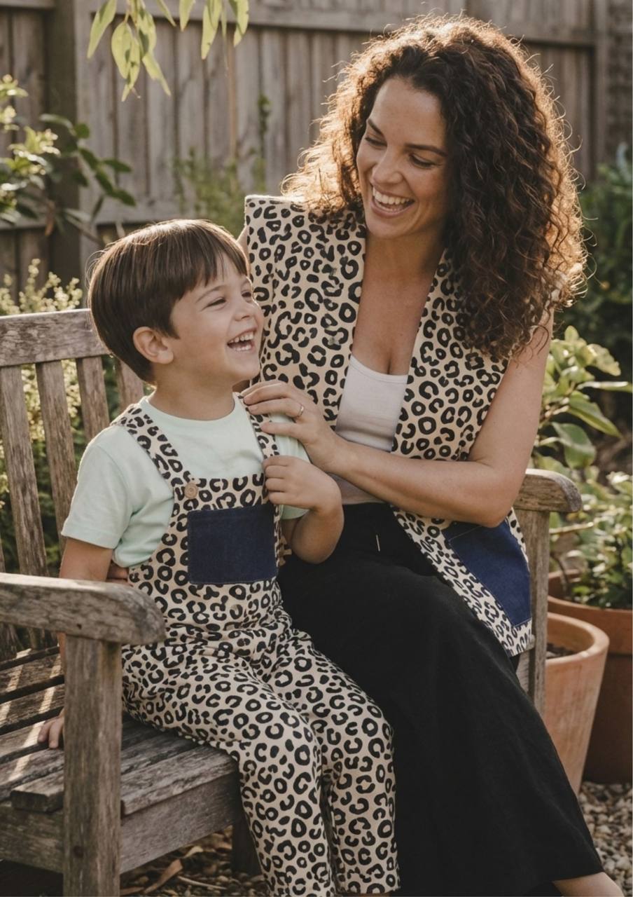Mama und Kind tragen den passenden Leo-Look von hoii